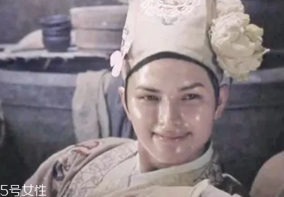 新手適合用什么高光？粉色珠光最好