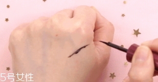 眼線液干了怎么辦？這幾個妙招解決眼線液筆干掉困擾