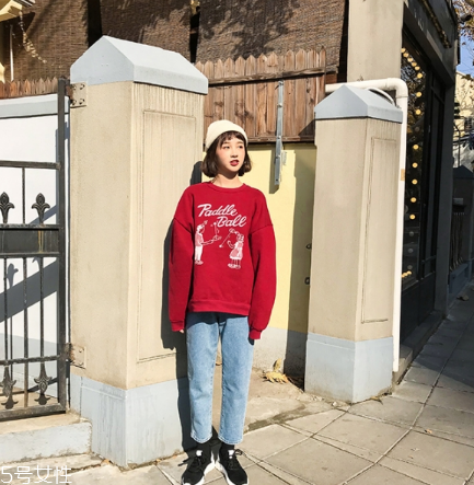 紅色衛(wèi)衣配什么褲子？休閑時尚兩不誤