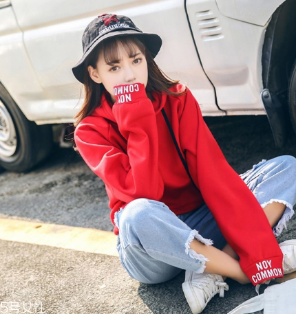 紅色衛(wèi)衣配什么褲子？休閑時尚兩不誤