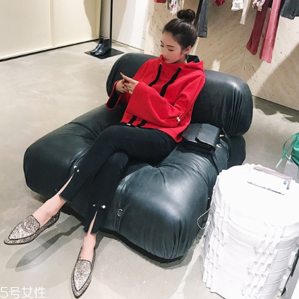 紅色衛(wèi)衣配什么褲子？休閑時尚兩不誤