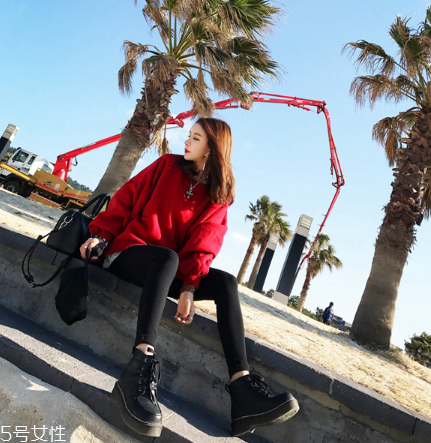 紅色衛(wèi)衣配什么褲子？休閑時尚兩不誤