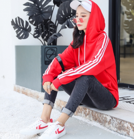 紅色衛(wèi)衣配什么褲子？休閑時尚兩不誤