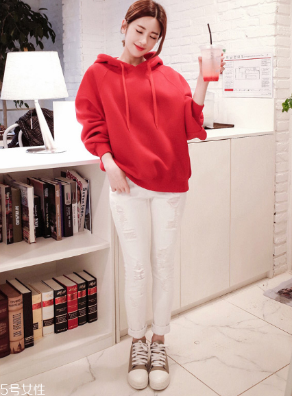 紅色衛(wèi)衣配什么褲子？休閑時尚兩不誤