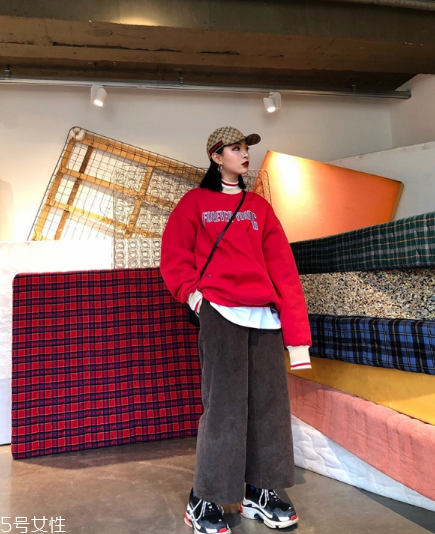 紅色衛(wèi)衣配什么褲子？休閑時尚兩不誤