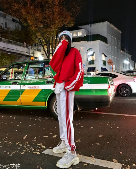 紅色衛(wèi)衣配什么褲子？休閑時尚兩不誤