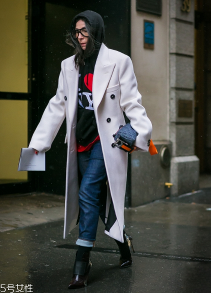 衛(wèi)衣搭配大衣好看嗎？混搭打破嚴(yán)肅感