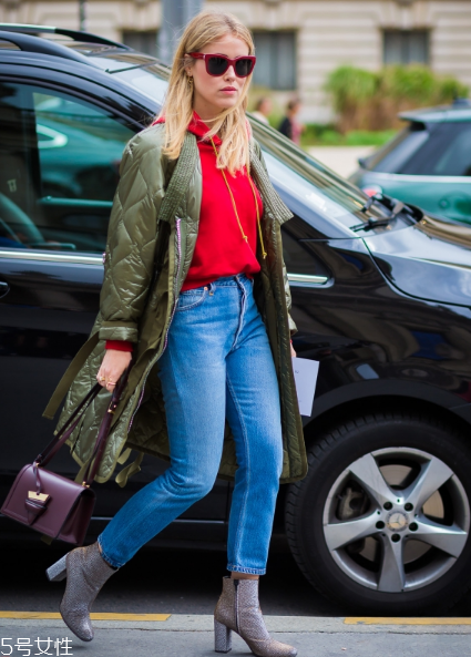 衛(wèi)衣搭配大衣好看嗎？混搭打破嚴(yán)肅感