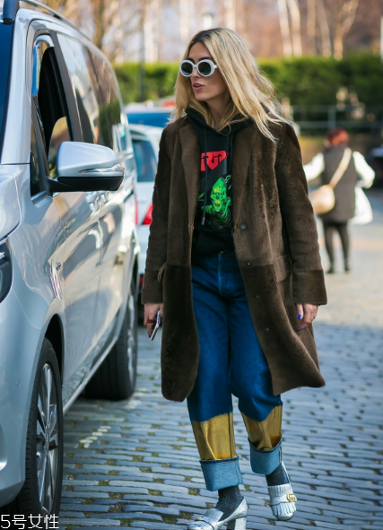 衛(wèi)衣搭配大衣好看嗎？混搭打破嚴(yán)肅感