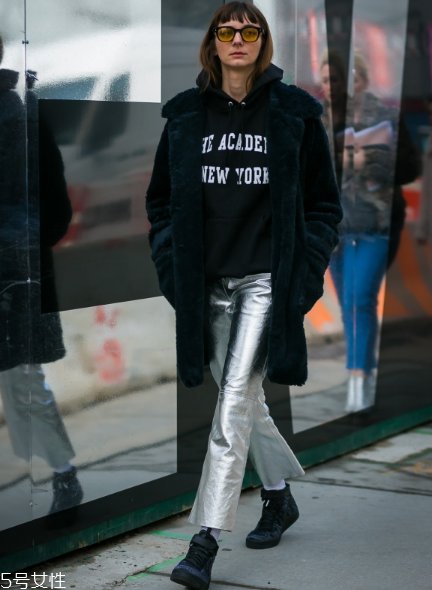 衛(wèi)衣搭配大衣好看嗎？混搭打破嚴(yán)肅感