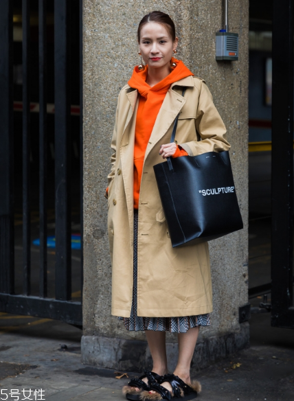 衛(wèi)衣搭配大衣好看嗎？混搭打破嚴(yán)肅感