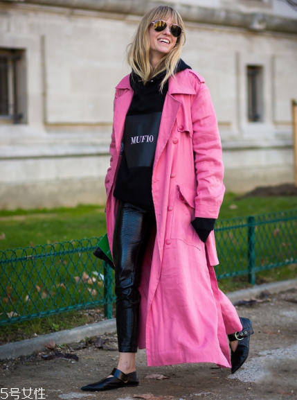 衛(wèi)衣搭配大衣好看嗎？混搭打破嚴(yán)肅感