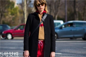 衛(wèi)衣搭配大衣好看嗎？混搭打破嚴(yán)肅感