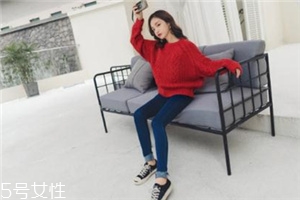 紅色毛衣下面配什么？褲子裙子統(tǒng)統(tǒng)能Hold住