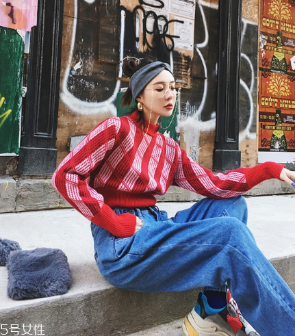 紅色毛衣下面配什么？褲子裙子統(tǒng)統(tǒng)能Hold住