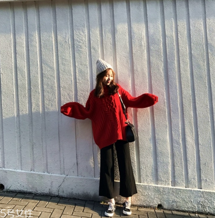 紅色毛衣下面配什么？褲子裙子統(tǒng)統(tǒng)能Hold住
