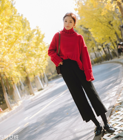 紅色毛衣下面配什么？褲子裙子統(tǒng)統(tǒng)能Hold住