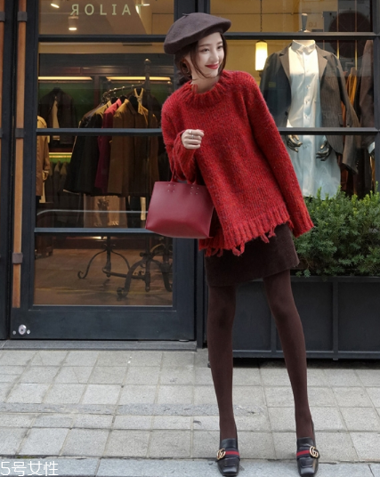 紅色毛衣下面配什么？褲子裙子統(tǒng)統(tǒng)能Hold住