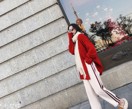 紅色毛衣下面配什么？褲子裙子統(tǒng)統(tǒng)能Hold住