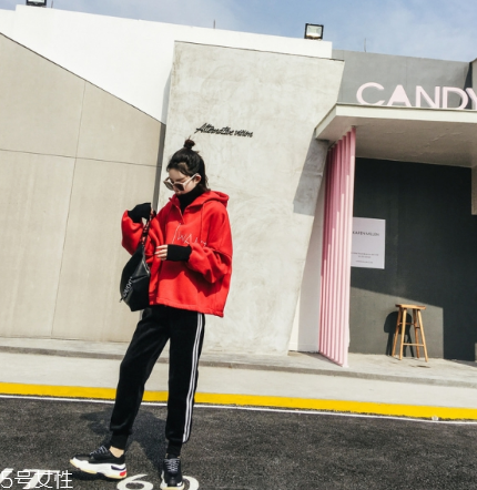 紅色衛(wèi)衣搭配什么鞋子？休閑風(fēng)時(shí)尚風(fēng)都能駕馭