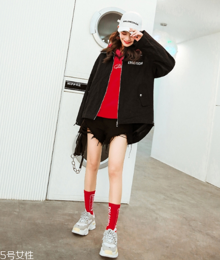 紅色衛(wèi)衣搭配什么鞋子？休閑風(fēng)時(shí)尚風(fēng)都能駕馭