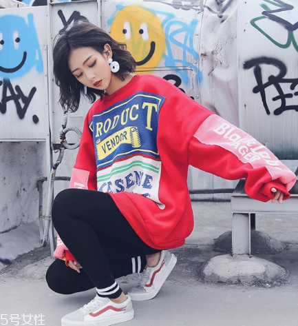 紅色衛(wèi)衣搭配什么鞋子？休閑風(fēng)時(shí)尚風(fēng)都能駕馭