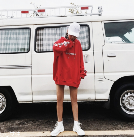 紅色衛(wèi)衣搭配什么鞋子？休閑風(fēng)時(shí)尚風(fēng)都能駕馭