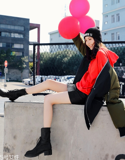 紅色衛(wèi)衣搭配什么鞋子？休閑風(fēng)時(shí)尚風(fēng)都能駕馭