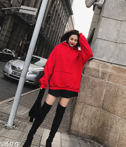 紅色衛(wèi)衣搭配什么鞋子？休閑風(fēng)時(shí)尚風(fēng)都能駕馭