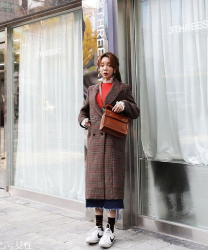 呢大衣搭配什么裙子好看？冬天也能萬(wàn)種風(fēng)情