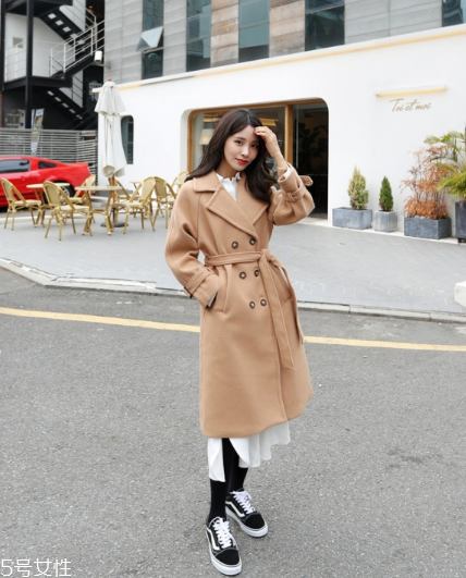 呢大衣搭配什么裙子好看？冬天也能萬(wàn)種風(fēng)情