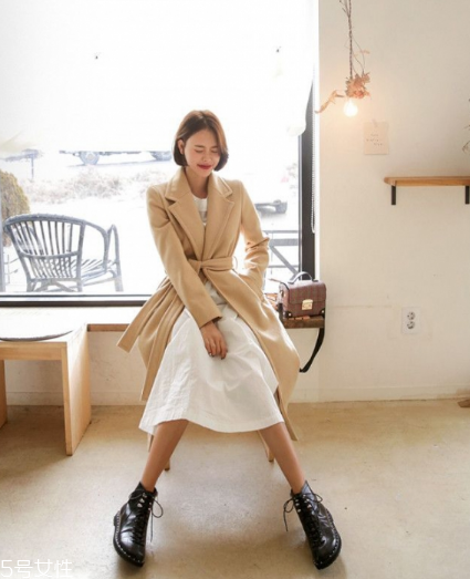 呢大衣搭配什么裙子好看？冬天也能萬(wàn)種風(fēng)情