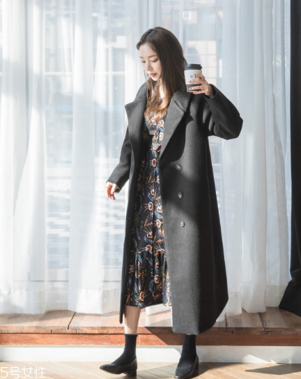 呢大衣搭配什么裙子好看？冬天也能萬(wàn)種風(fēng)情