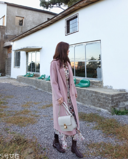 呢大衣搭配什么裙子好看？冬天也能萬(wàn)種風(fēng)情