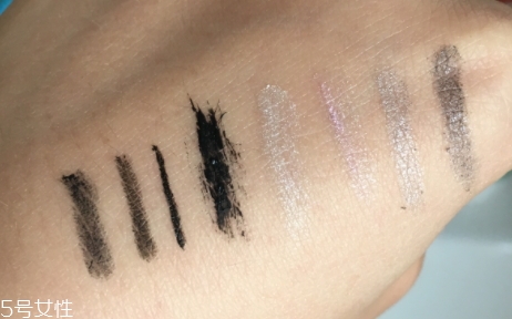 眼唇卸妝液和卸妝油哪個好？使用的區(qū)域不同