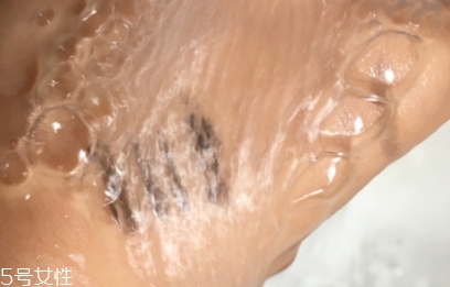 眼唇卸妝液和卸妝油哪個好？使用的區(qū)域不同