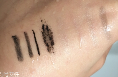 眼唇卸妝液和卸妝油哪個好？使用的區(qū)域不同