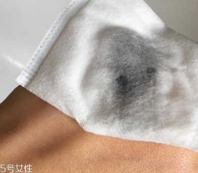 眼唇卸妝液和卸妝油哪個好？使用的區(qū)域不同