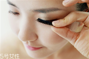 種睫毛好還是嫁接的好？睫毛變長的方法