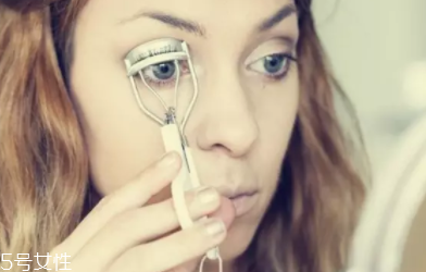 夾睫毛為什么要高抬手？睫毛不會(huì)塌掉