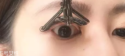 夾睫毛為什么要高抬手？睫毛不會(huì)塌掉