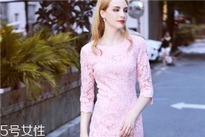 小香風(fēng)連衣裙怎么搭配？給你滿滿的女人味