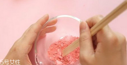 花瓣腮紅怎么做的？貌美又好用