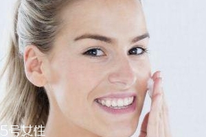 粉底液為什么溶妝？出油稀釋妝容