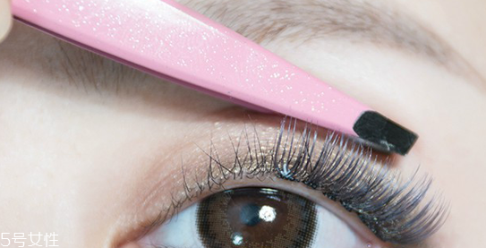 怎么使用單簇假睫毛？睫毛膏和假睫毛的區(qū)別