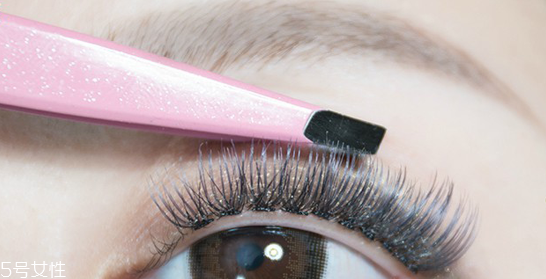 怎么使用單簇假睫毛？睫毛膏和假睫毛的區(qū)別