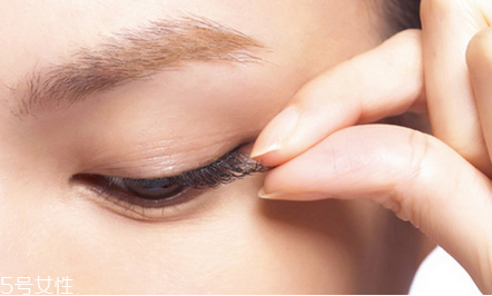 怎么使用單簇假睫毛？睫毛膏和假睫毛的區(qū)別