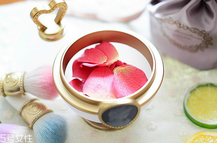 laduree花瓣腮紅好用嗎？貴婦專用彩妝線