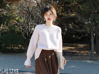 高領(lǐng)毛衣怎么穿好看？教你保暖又減齡的穿法