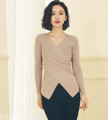 高領(lǐng)毛衣怎么穿好看？教你保暖又減齡的穿法